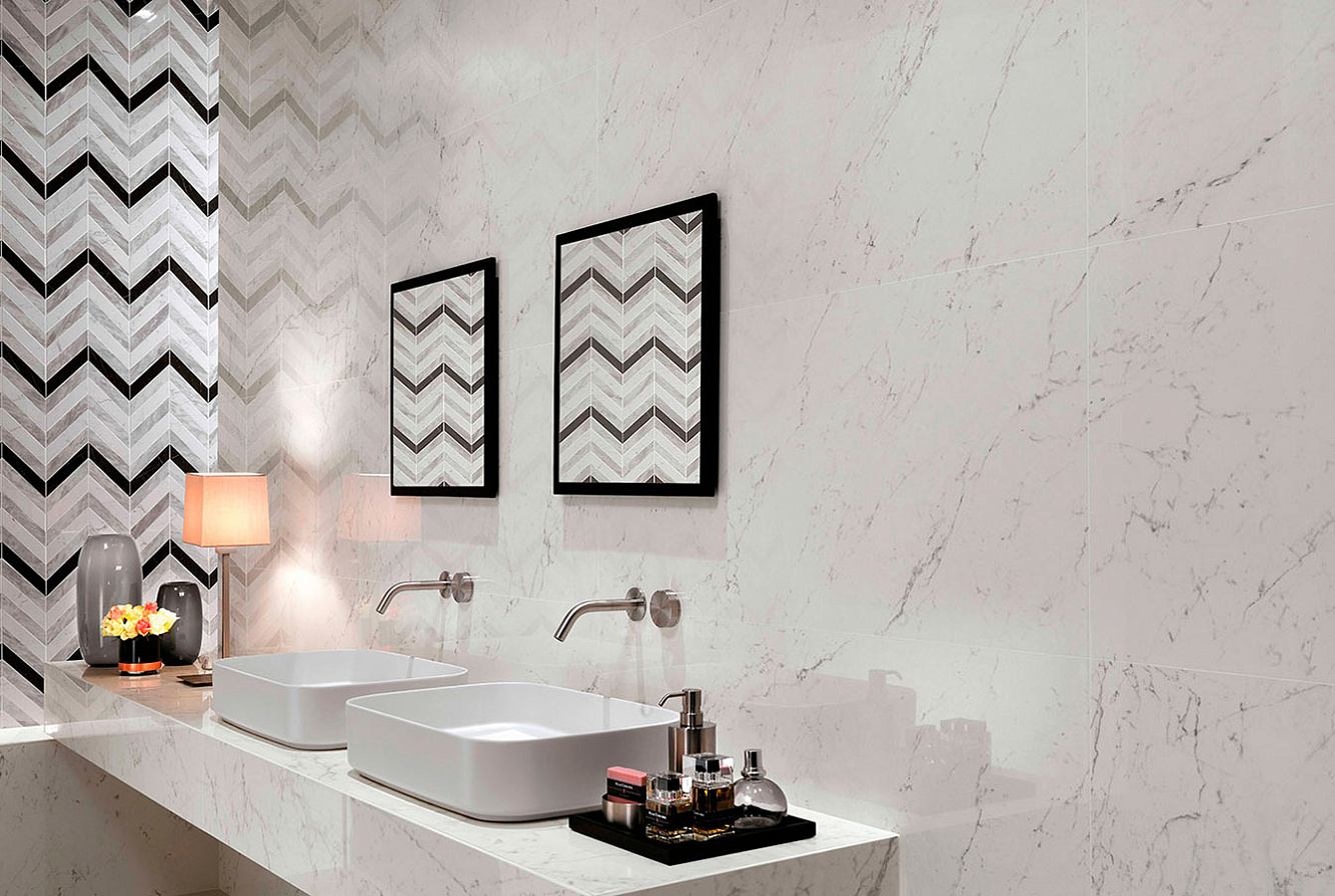 Керамическая плитка Marvel Carrara Pure 50x110, Мозаика Marvel Chevron Mix Wall 30,5x25, керамогранит Marvel Carrara Pure Lappato 75x150.