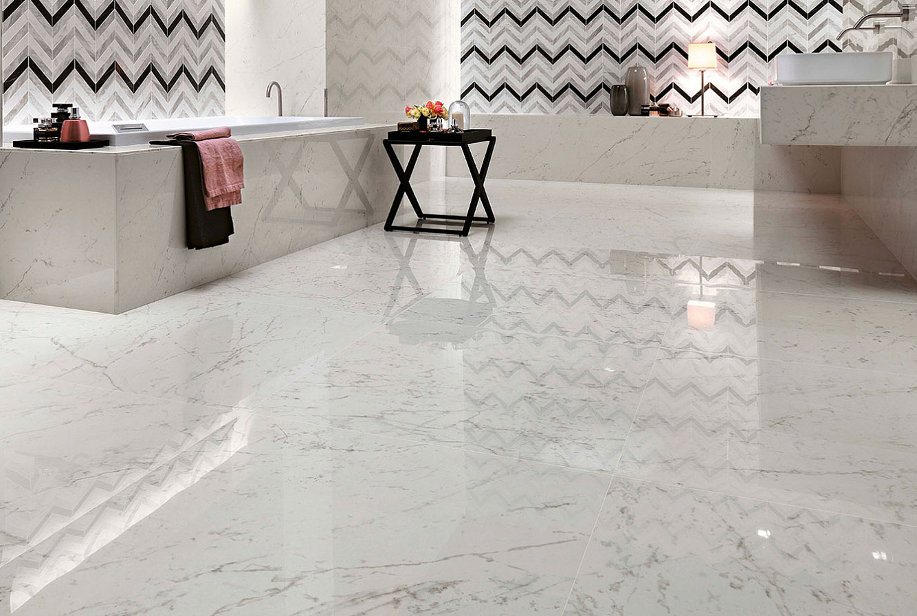 Керамическая плитка Marvel Carrara Pure 50x110, мозаика Marvel Chevron Mix Wall 30,5x25, керамогранит Marvel Carrara Pure Lappato 75x150.